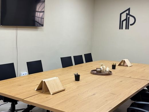 Sala de reuniones de RP Group con el logotipo en la pared